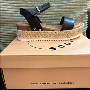 Soda Black Platform Sandals Size 8. 🐦‍⬛